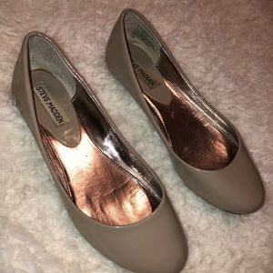Cute, classy size 6 tan flats!
